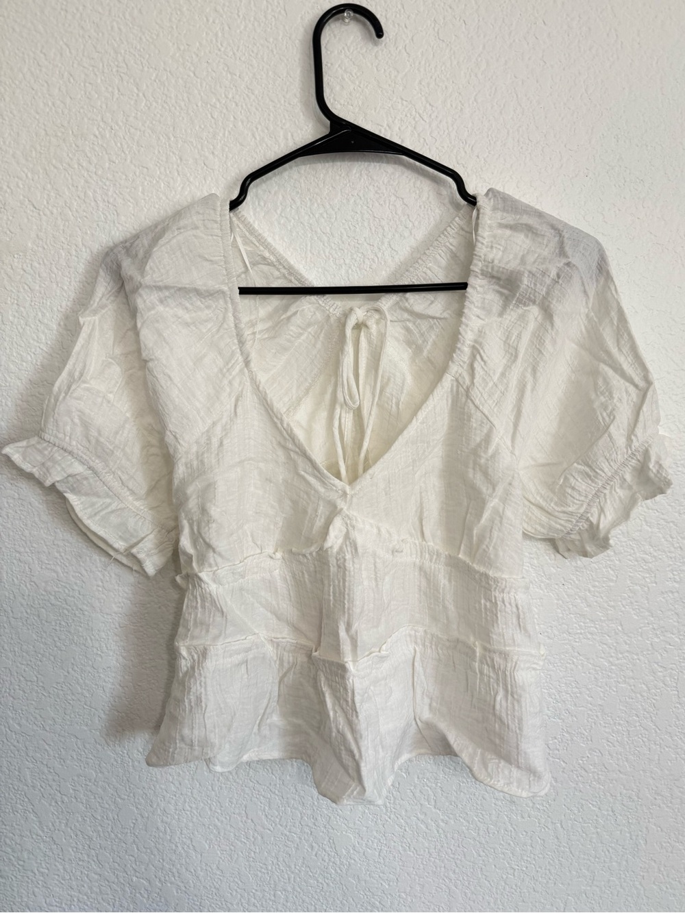 White Flowy Blouse w/Ruffles | Size L